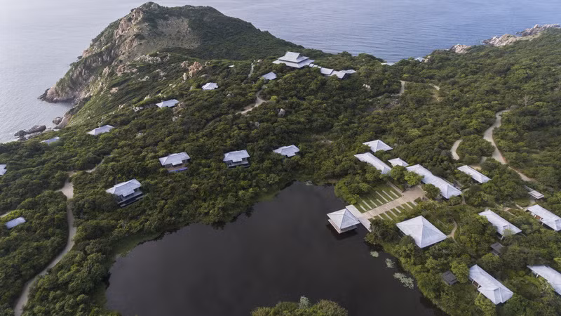 Từ đây có thể ngắm rừng xanh bạt ngàn hùng vĩ, trải rộng tầm mắt đến những bờ biển cong dài, xanh ngắt, mênh mông hút tầm mắt. Ảnh: Ivivu