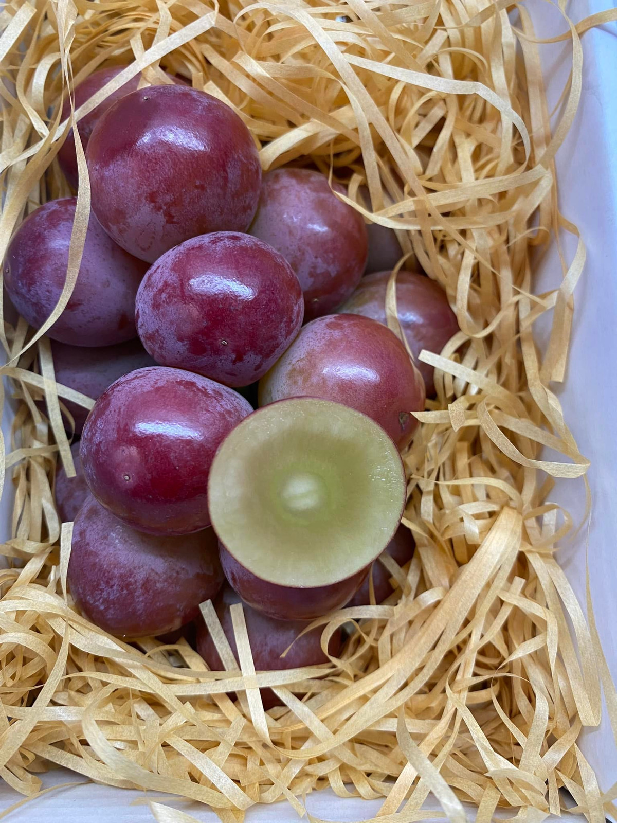 Chị Mỹ Linh, một tiểu thương ở Hà Nội cho biết, nho Ruby Roman giá rẻ đang bán nhiều trên thị trường là loại nho được trồng ở Đài Loan. Ảnh: Facebook