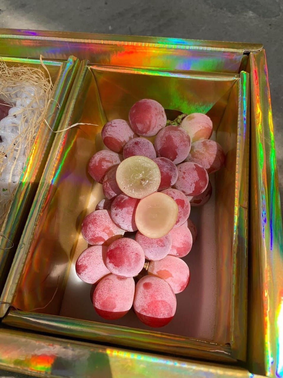 Theo chị Giang, chùm nho cầm khá chắc tay, thịt nho vàng trong, ăn ngọt thơm. Tuy nhiên, chị Giang không thể so sánh được với loại nho Nhật Bản vì chưa từng được thử. Ảnh: Facebook