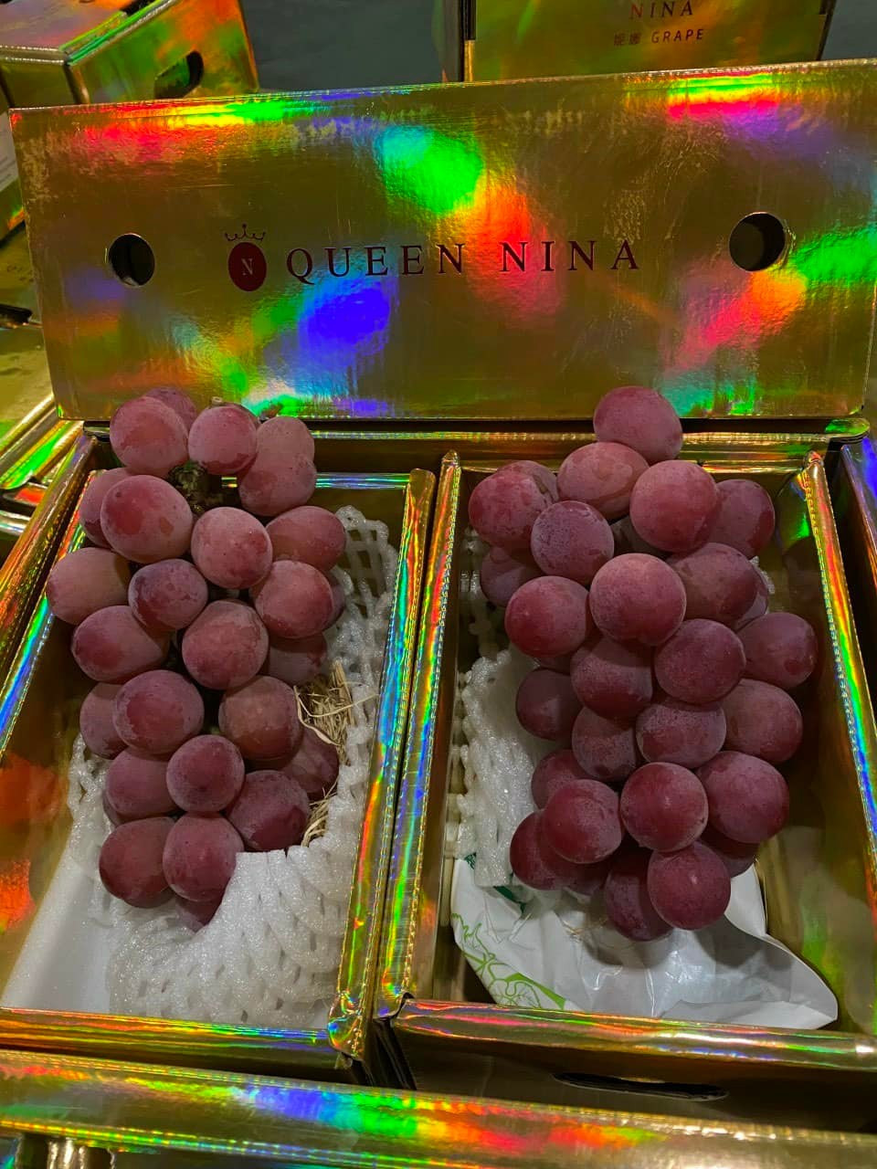 Chị Ly, chủ một cửa hàng trái cây ở Hà Nội cho biết, ngoài khách mua nho vì tò mò, cũng có nhiều người đặt mua loại nho này để làm quà biếu. Bởi, mỗi chùm nho đều được đóng trong hộp khá đẹp mắt. Ảnh: Facebook