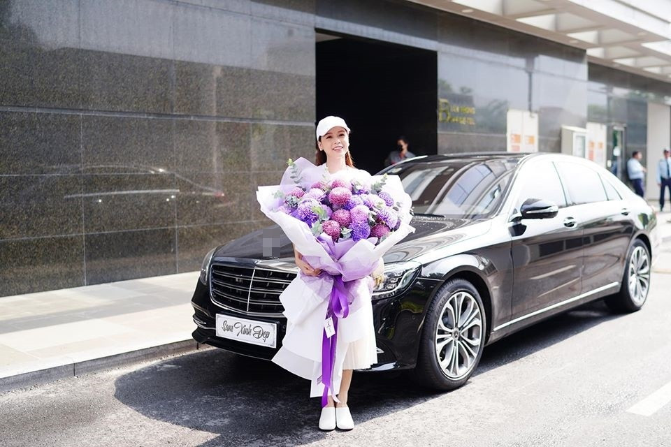 Bên cạnh đó, Sam còn chi 2 tỷ đồng tậu chiếc Mercedes vào năm 2019. Tháng 7/2020, Sam tiếp tục mua thêm một chiếc xe trị giá khoảng 5,5 tỷ đồng. Ảnh: FBNV