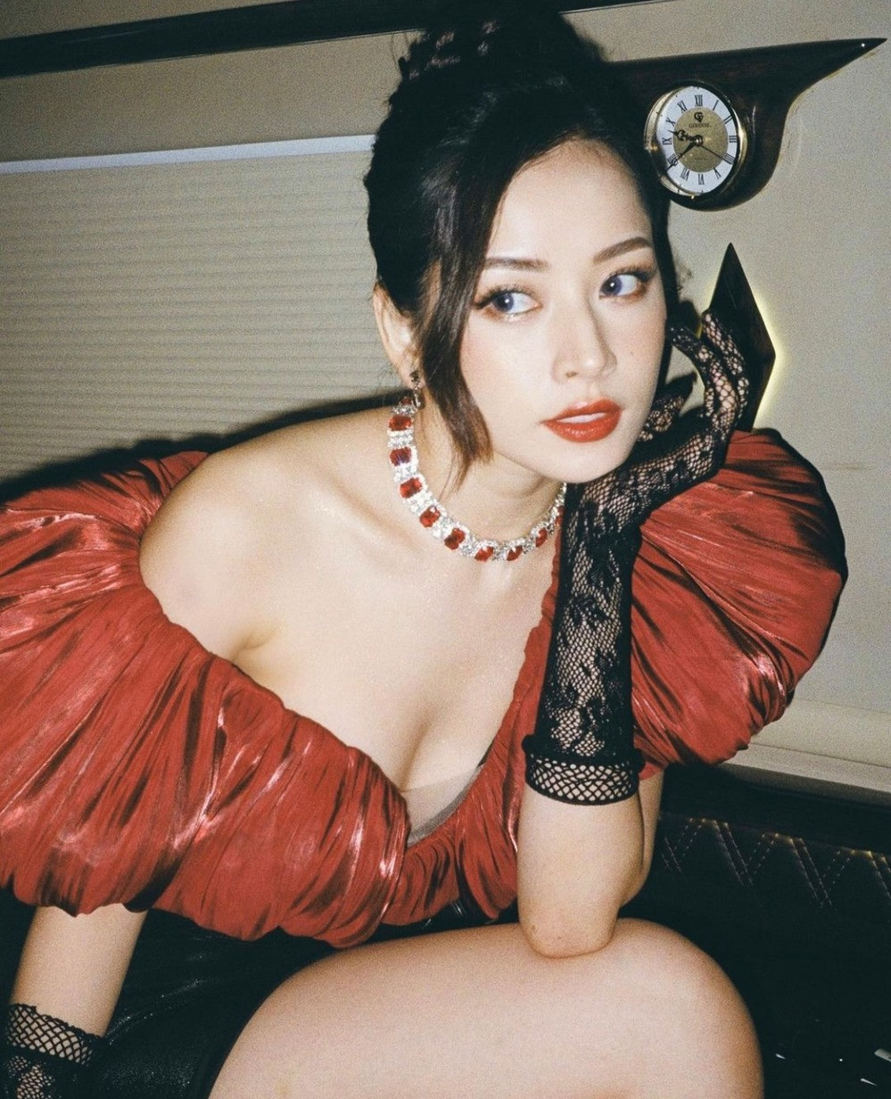 Nổi tiếng từ sớm nên Chi Pu biết tận dụng khả năng của mình để thử sức ở nhiều lĩnh vực như diễn xuất, người mẫu ảnh và thậm chí là ca hát. Ảnh: FBNV