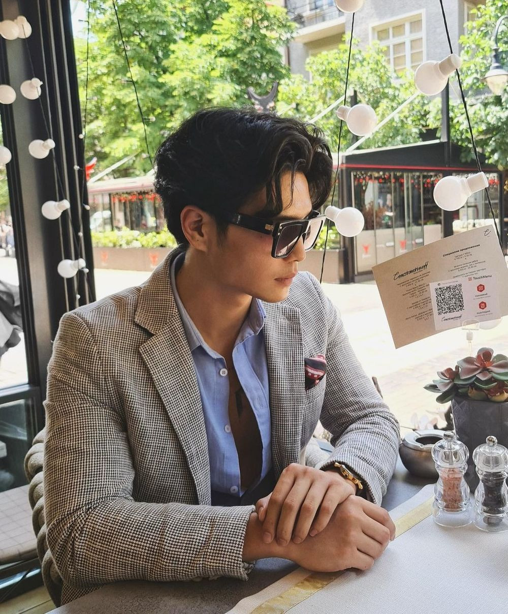 Anh chàng còn sở hữu một nhà hàng ngay trung tâm Sài Gòn và từng sở hữu một cửa hàng phụ kiện xe môtô tại Đức vô cùng hoành tráng. Ảnh: Yan