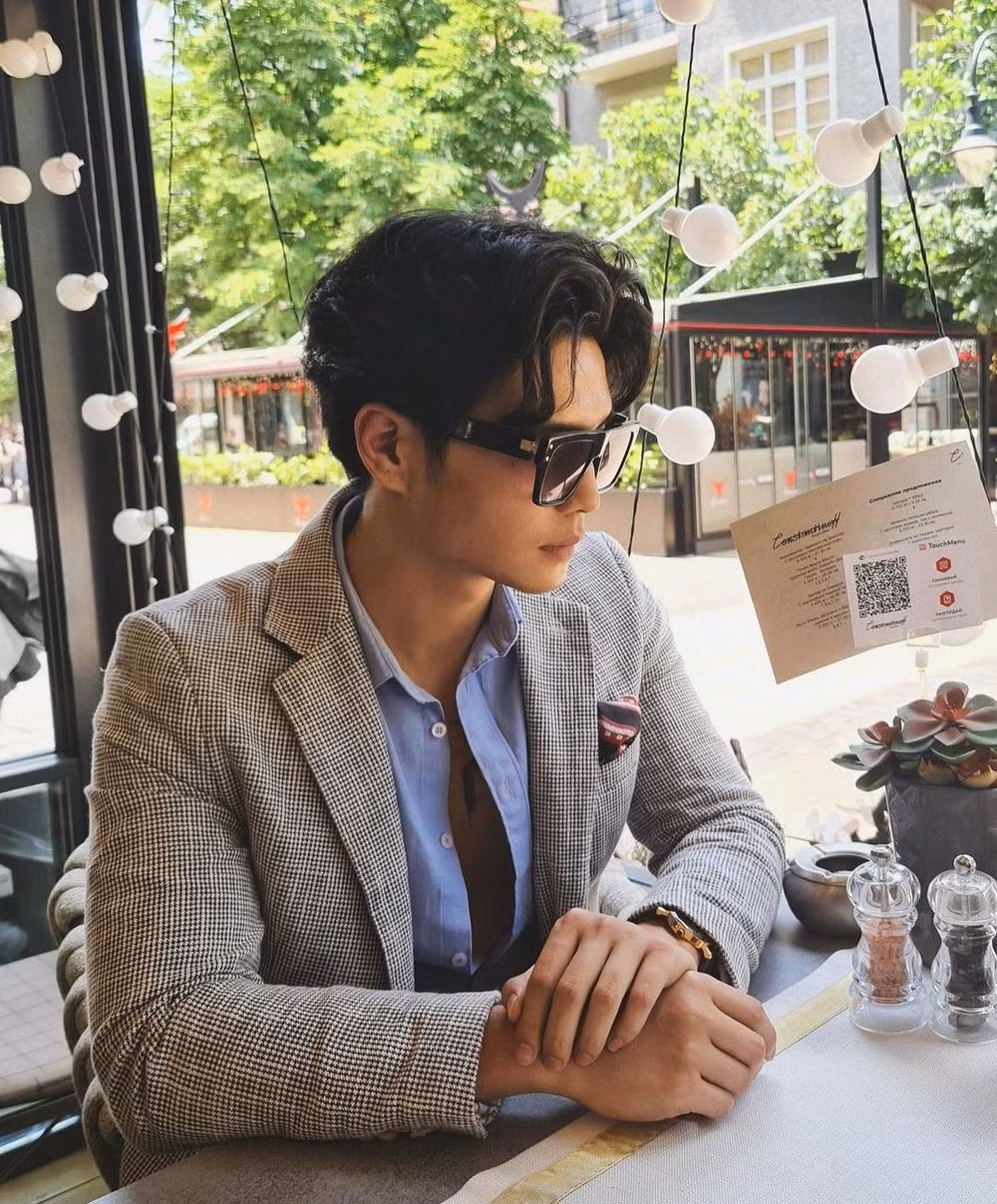 Anh chàng còn sở hữu một nhà hàng ngay trung tâm Sài Gòn và từng sở hữu một cửa hàng phụ kiện xe môtô tại Đức vô cùng hoành tráng. Ảnh: Yan