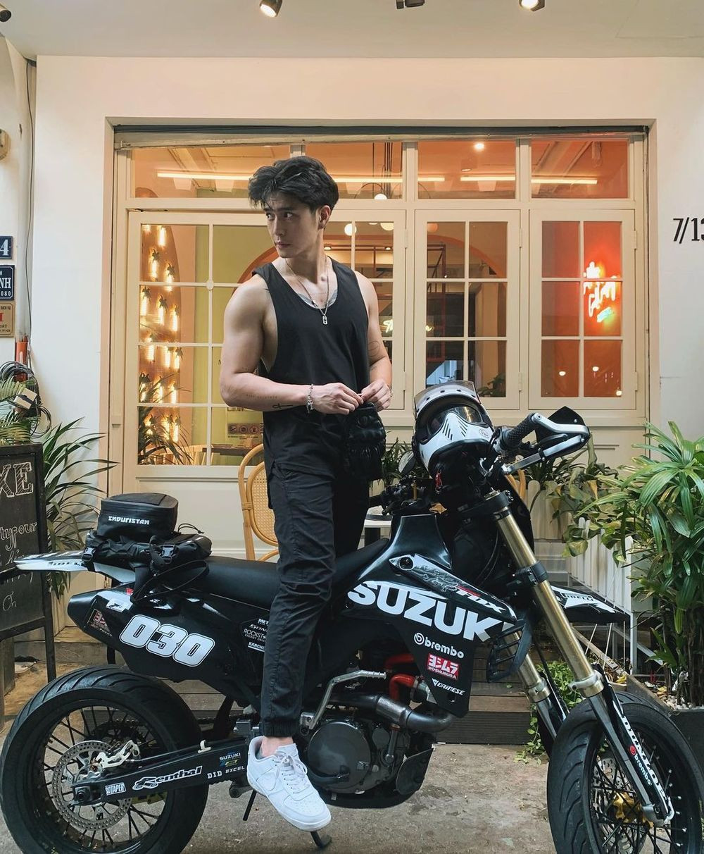 Là người đam mê tốc độ, Huy Trần thường xuyên xuất hiện bên cạnh những chiếc xế hộp sang trọng, những chiếc motor phân khối lớn hầm hố. Bộ sưu tập xe của Huy Trần được ước tính có giá trị lên đến 10 tỷ đồng. Ảnh: Instagram