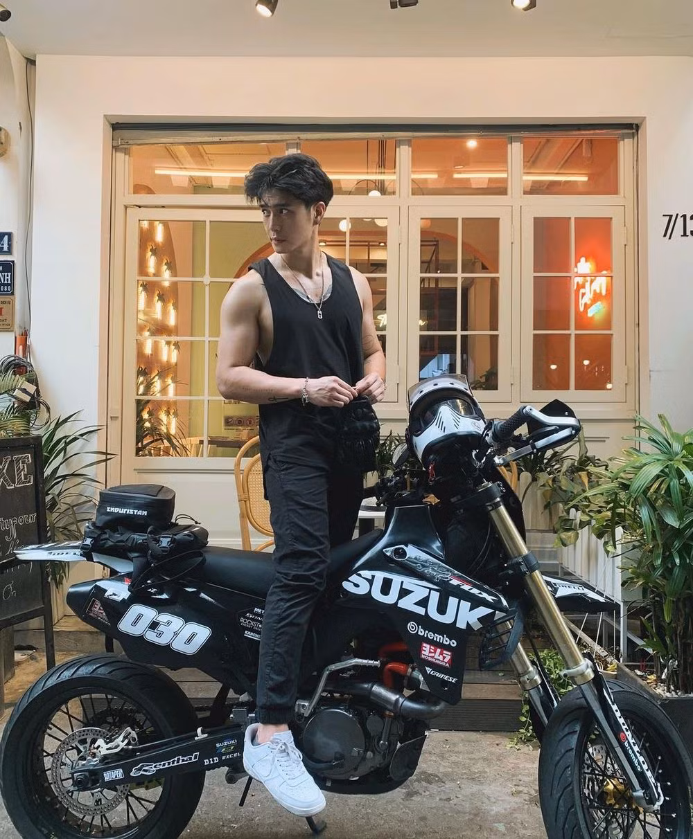 Là người đam mê tốc độ, Huy Trần thường xuyên xuất hiện bên cạnh những chiếc xế hộp sang trọng, những chiếc motor phân khối lớn hầm hố. Bộ sưu tập xe của Huy Trần được ước tính có giá trị lên đến 10 tỷ đồng. Ảnh: Instagram