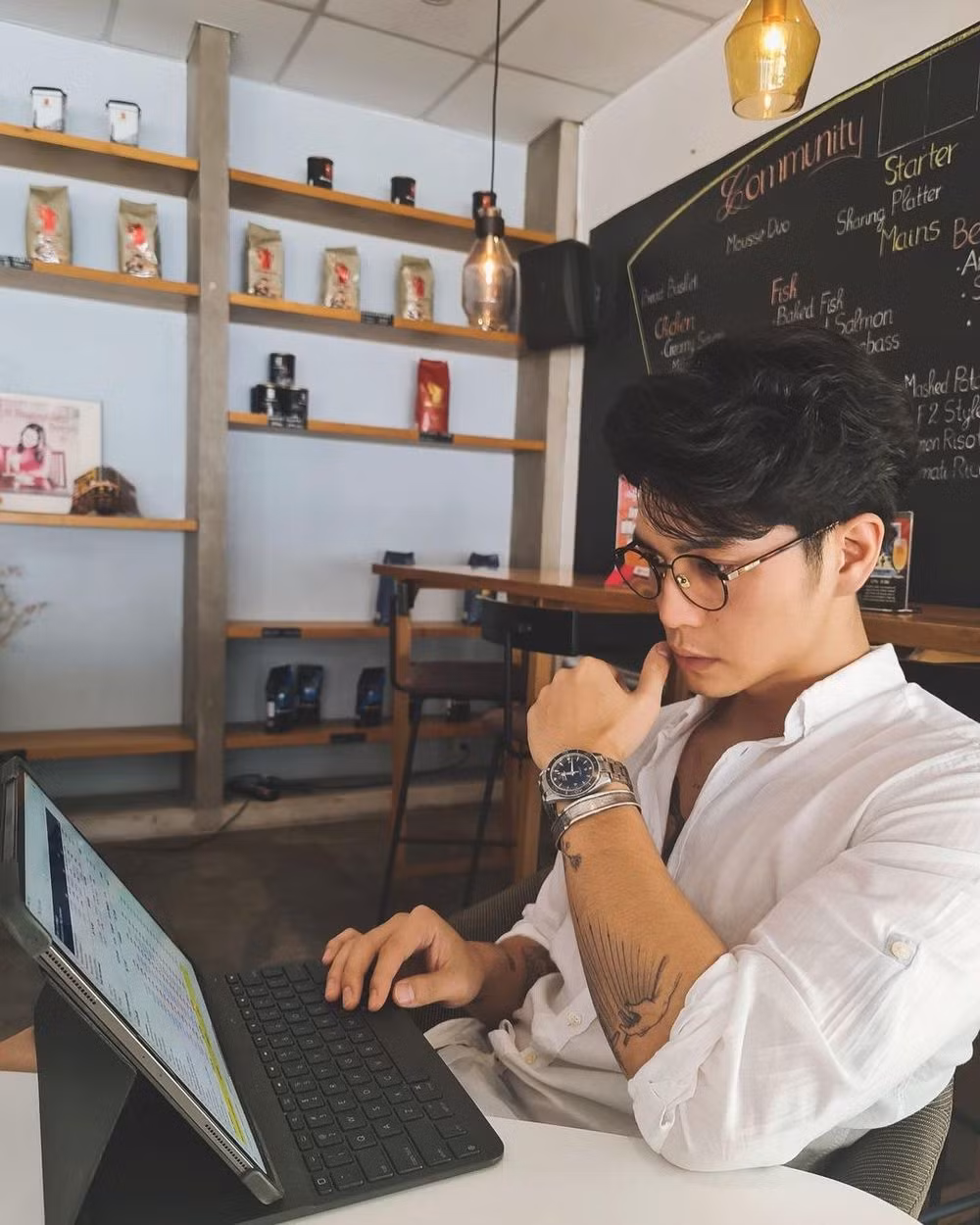 Dù mới chỉ 30 tuổi nhưng Huy Trần đã trở thành CEO một công ty nhập khẩu quần áo từ Việt Nam sang Đức và một công ty dệt may ở Sài Gòn. Ảnh: Yan