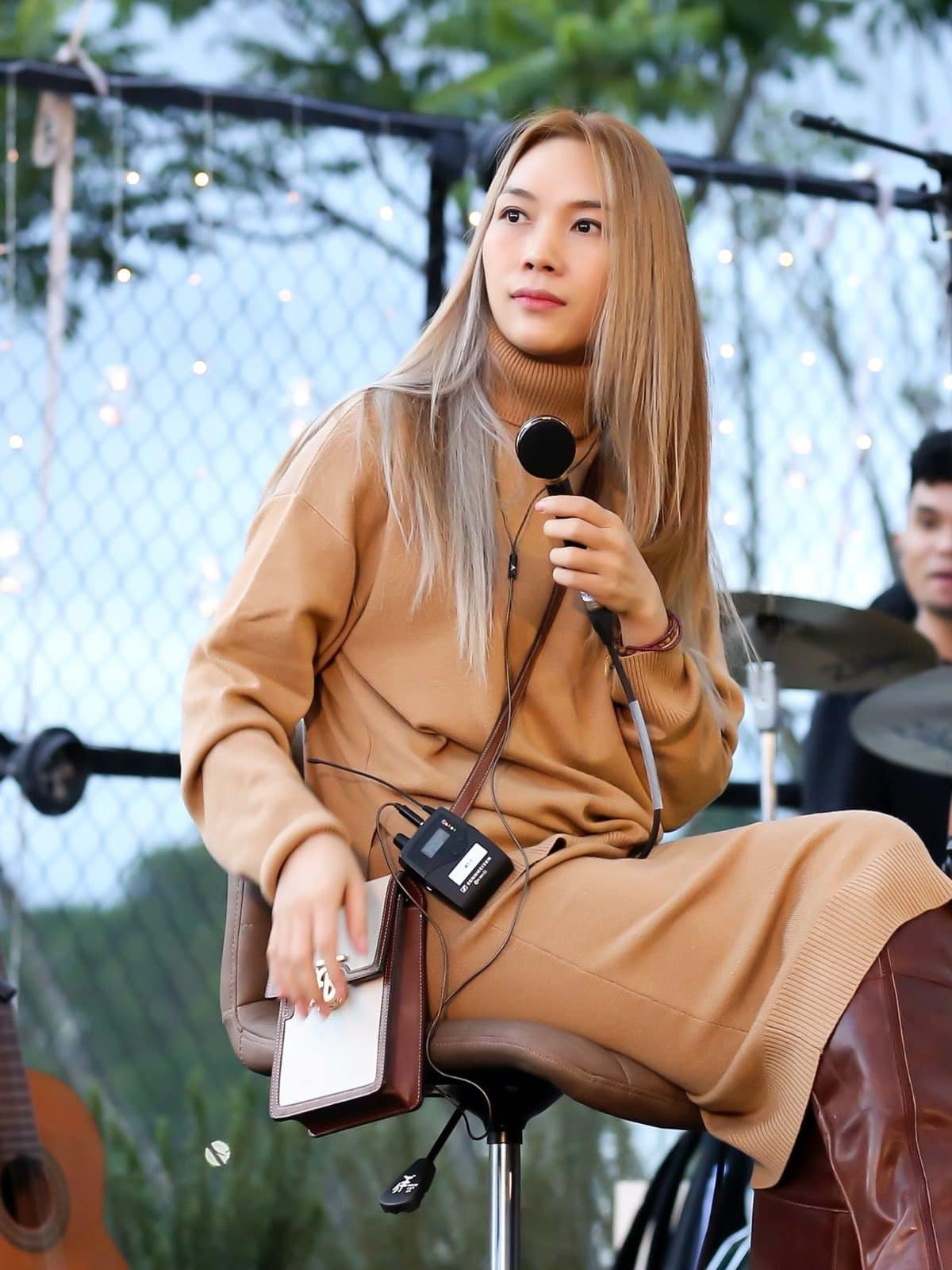 Tầng 1 của toà nhà được sử dụng làm cửa hàng thời trang, còn tầng 2 và tầng 3 là cửa hàng dịch vụ ăn uống, quán cafe. Ảnh: Internet