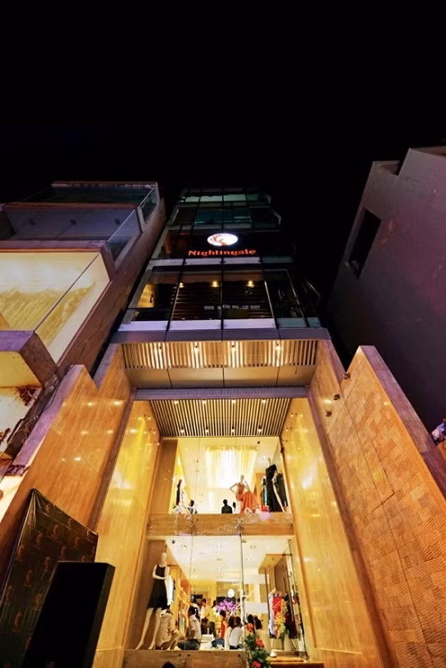 Một trong số đó là cơ ngơi bề thế được ước tính trị giá lên tới 100 tỷ đồng, tọa lạc trên tuyến đường đắc địa ở Sài Gòn. Ảnh: Internet