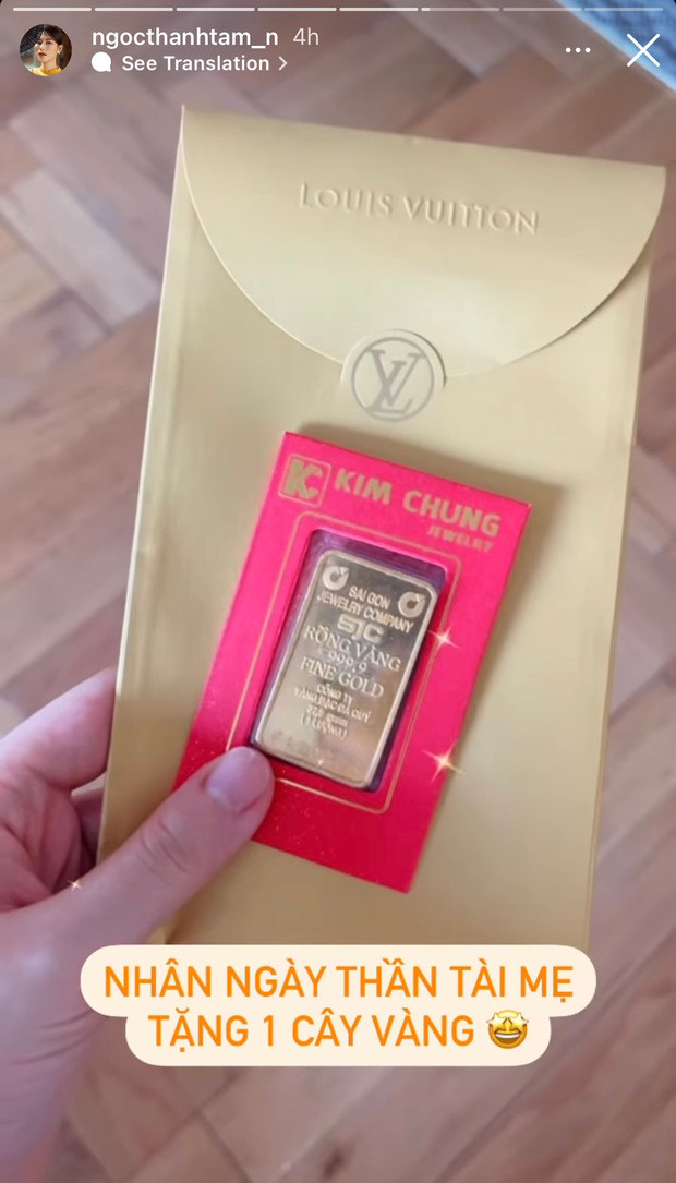 Đến ngày Thần Tài, ái nữ đại gia thuỷ sản Ngọc Thanh Tâm được mẹ tặng cả cây vàng.