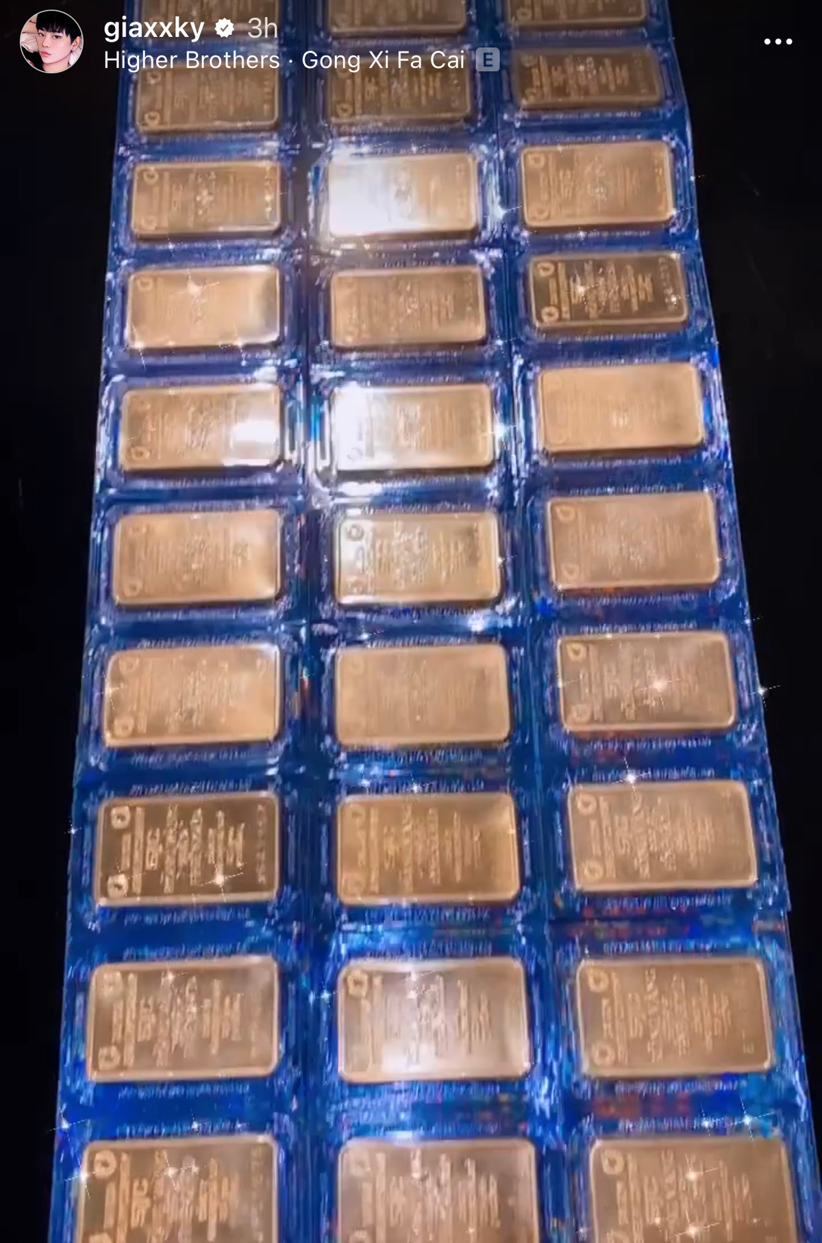 Rich kid Gia Kỳ gây sốt với đống vàng miếng "tậu" trong ngày Thần Tài.