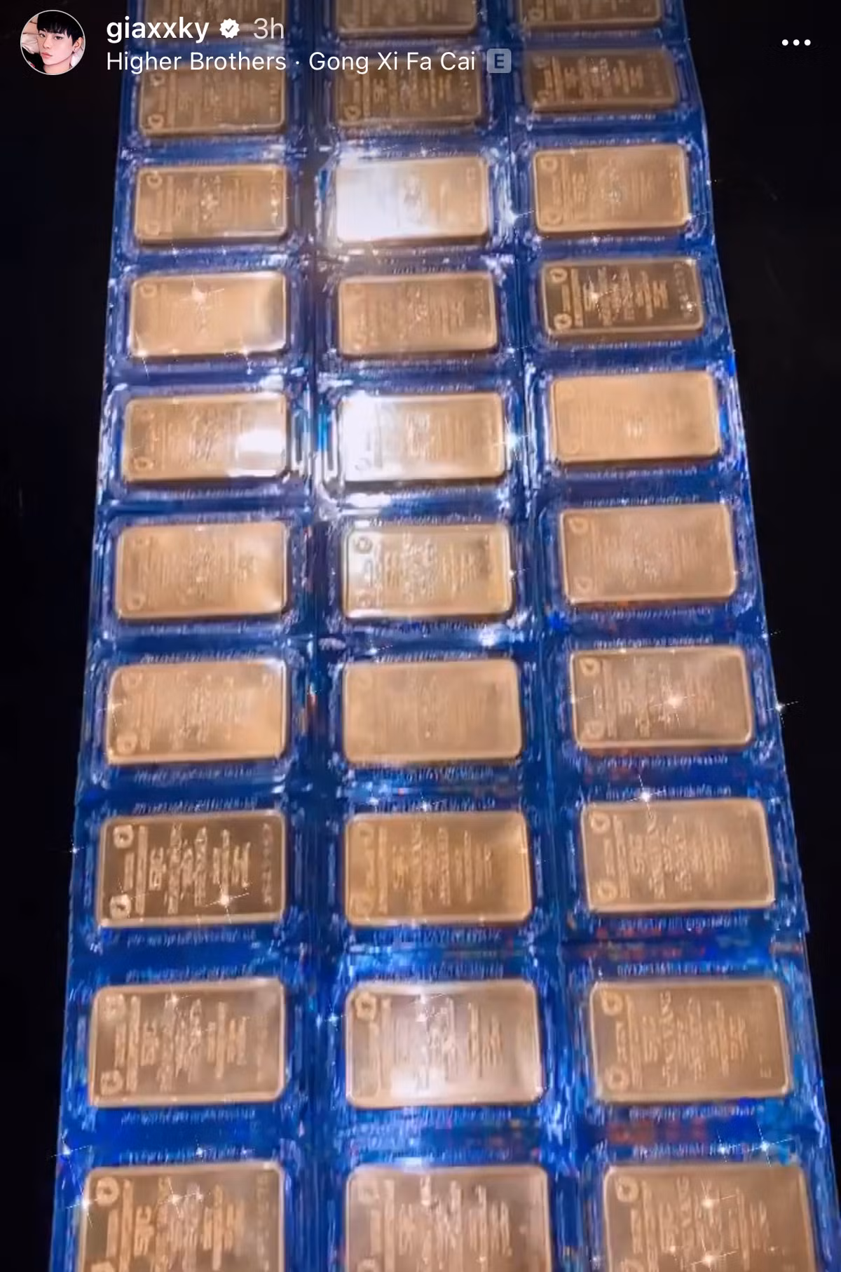 Rich kid Gia Kỳ gây sốt với đống vàng miếng "tậu" trong ngày Thần Tài.