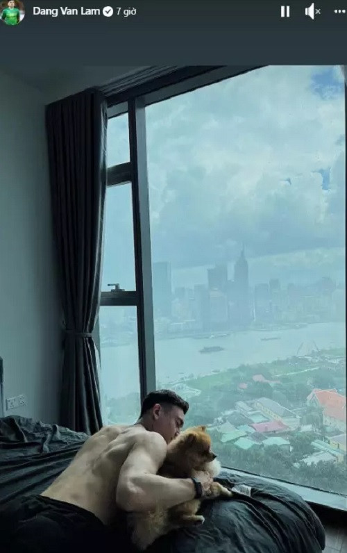 Trong thời gian về tập trung ĐTQG thi đấu Afghanistan ngày 1/6 tới, Đặng Văn Lâm tranh thủ ở trong chính căn nhà của mình. Ảnh: FBNV