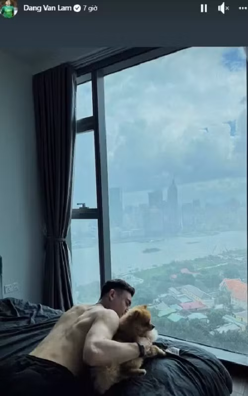 Trong thời gian về tập trung ĐTQG thi đấu Afghanistan ngày 1/6 tới, Đặng Văn Lâm tranh thủ ở trong chính căn nhà của mình. Ảnh: FBNV