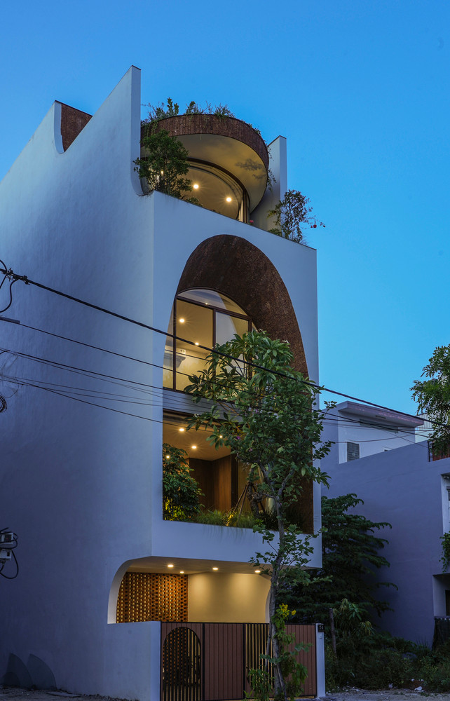 Ở cổng chính của ngôi nhà, nhóm kiến trúc sư sử dụng nhiều vật liệu địa phương như gạch nung và các loại đá đặc trưng của Việt Nam như đá tổ ong (đá ong). Nguồn ảnh: To Huu Dung