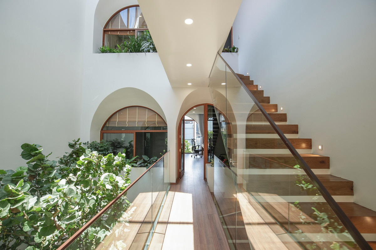 Ngôi nhà nằm trên lô đất có diện tích 5 m x 20 m, là tổ ấm của gia đình có 5 người. Để đáp ứng đủ hai yếu tố ánh sáng và thông gió, cấu trúc nhà được chia làm ba phần gồm trước, sau và khoảng giữa.