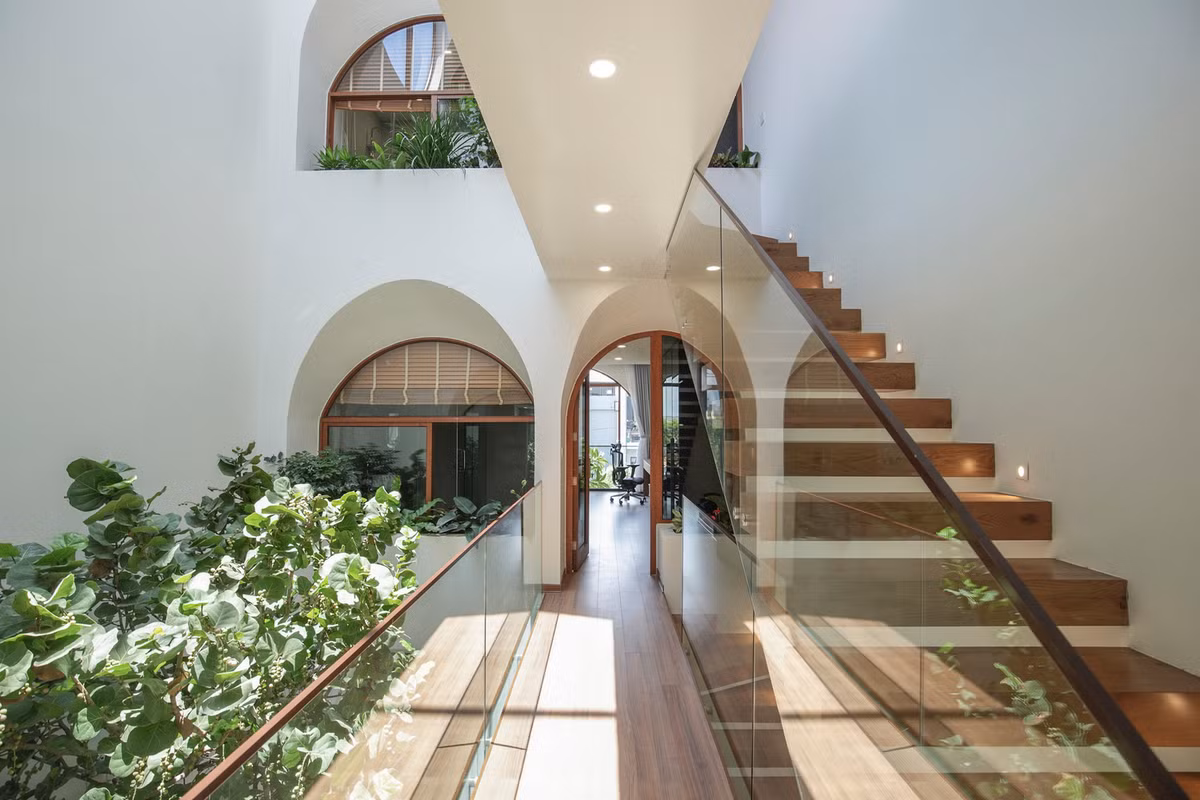 Ngôi nhà nằm trên lô đất có diện tích 5 m x 20 m, là tổ ấm của gia đình có 5 người. Để đáp ứng đủ hai yếu tố ánh sáng và thông gió, cấu trúc nhà được chia làm ba phần gồm trước, sau và khoảng giữa.