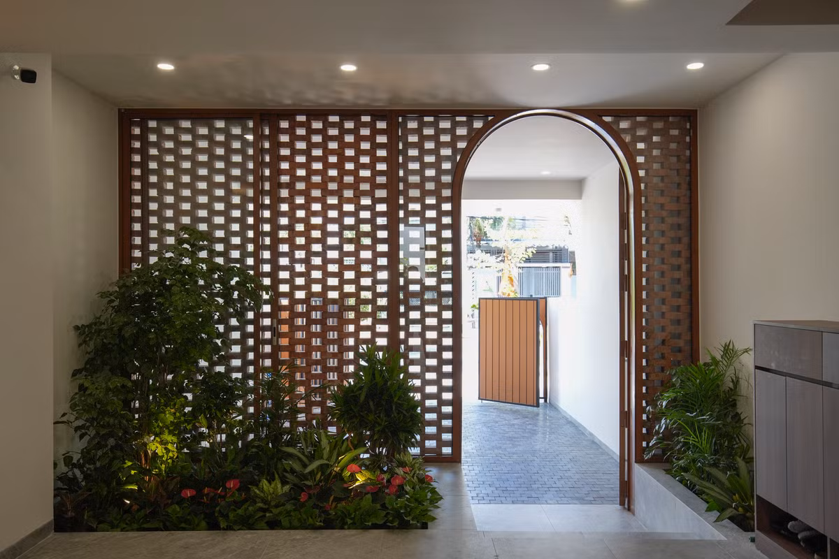 Ở giữa là khu vực tiếp khách tạm thời và khu giặt phơi. Cuối cùng là một giếng trời nhỏ để đối lưu không khí và phơi quần áo.