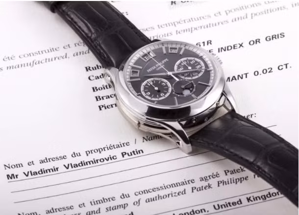 Năm 2017, Điện Kremlin bác bỏ tuyên bố rằng một chiếc đồng hồ được bán tại Antiquorum đã thuộc về ông Putin, mặc dù tên của ông đã được viết trên thẻ bảo lãnh. Chiếc đồng hồ được đề cập là Patek Philippe 5208P Grand Complication, đồng hồ bấm giờ đơn kim và lịch vạn niên.