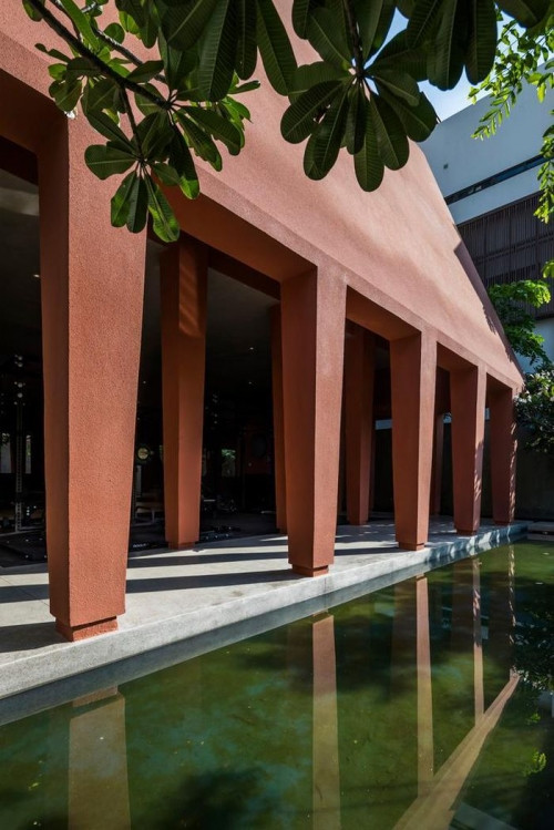 Cây xanh, mặt nước và ánh sáng kết hợp với nhau để tạo nên một bầu không khí yên tĩnh.