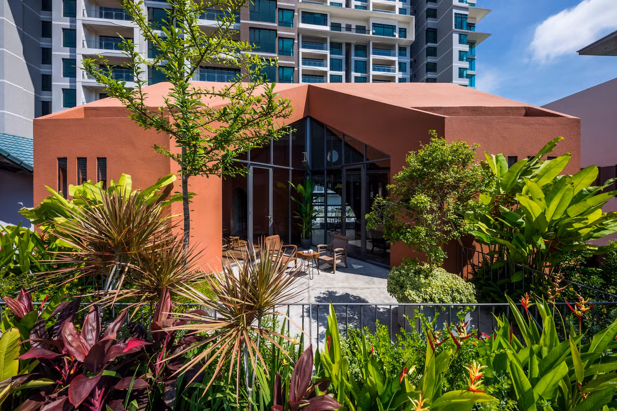 Các tầng chức năng riêng tư được thiết lập, từ sân vườn, tầng trệt (hoạt động thể dục), tầng một (yoga) đến sân thượng (thư giãn).