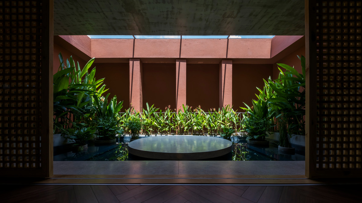 Không gian chức năng cơ bản được bố trí ở hai bên, các không gian trống được mở rộng ở giữa.