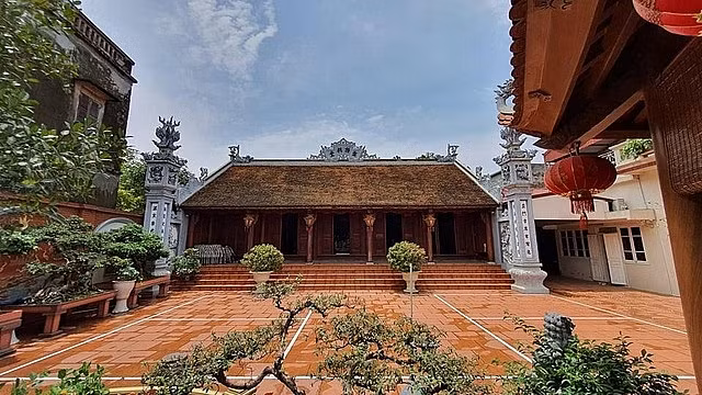 Căn nhà thờ được làm theo kiến trúc nhà cổ truyền thống Bắc Bộ, gồm 36 cột gỗ lim. Ảnh: Dân trí