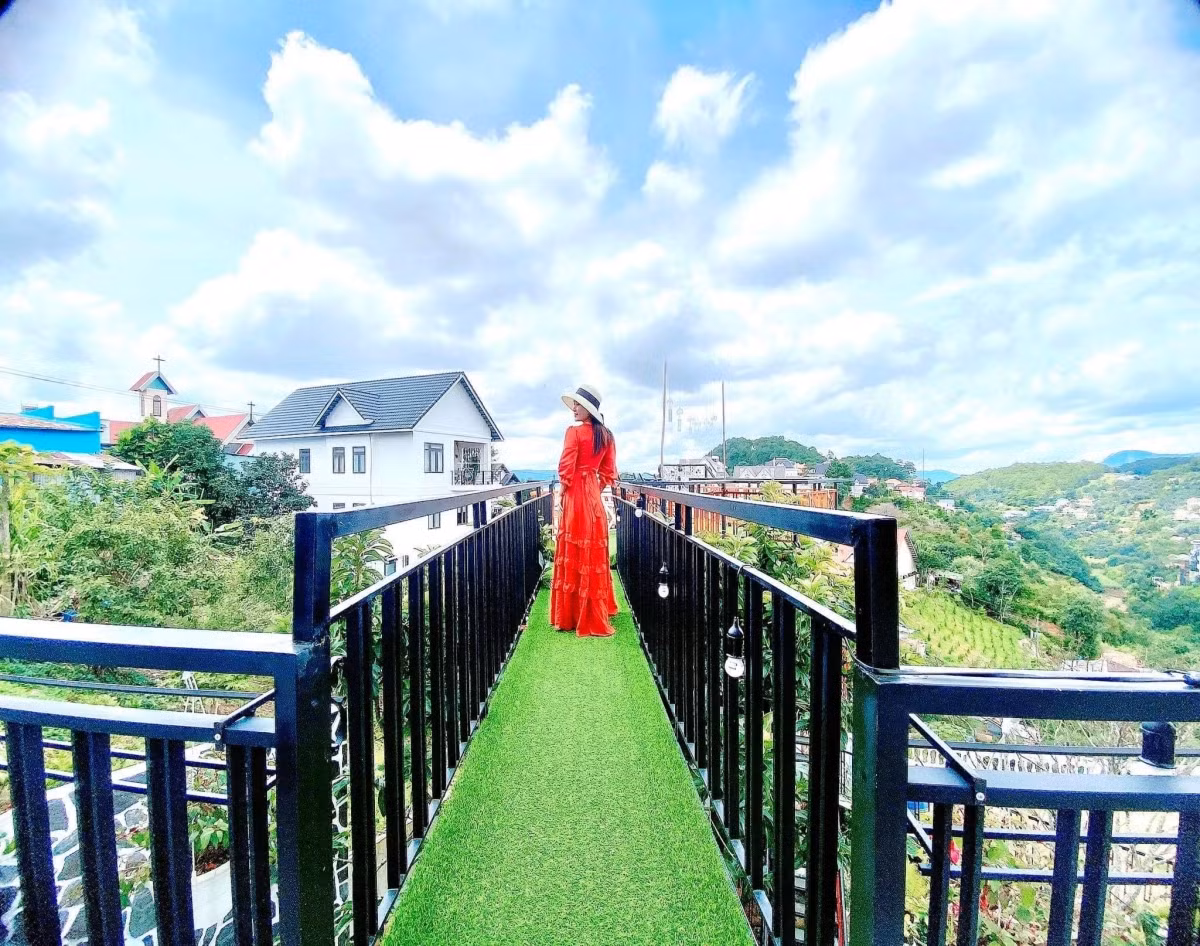 Đặc biệt, ngôi nhà nằm trên đồi, có phần ban công nhô ra ngoài ngắm cảnh thung lũng tuyệt đẹp. Ảnh: Ngoisao