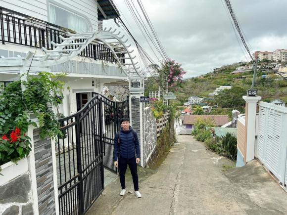 Hồ Việt Trung đến tham quan cơ ngơi của Nguyên Vũ. Ảnh: Cong lý &amp; xã hội