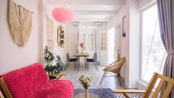 Biệt thự chia thành các khu sinh hoạt chung như phòng khách, vườn, bếp...Ảnh: Công lý &amp; xã hội