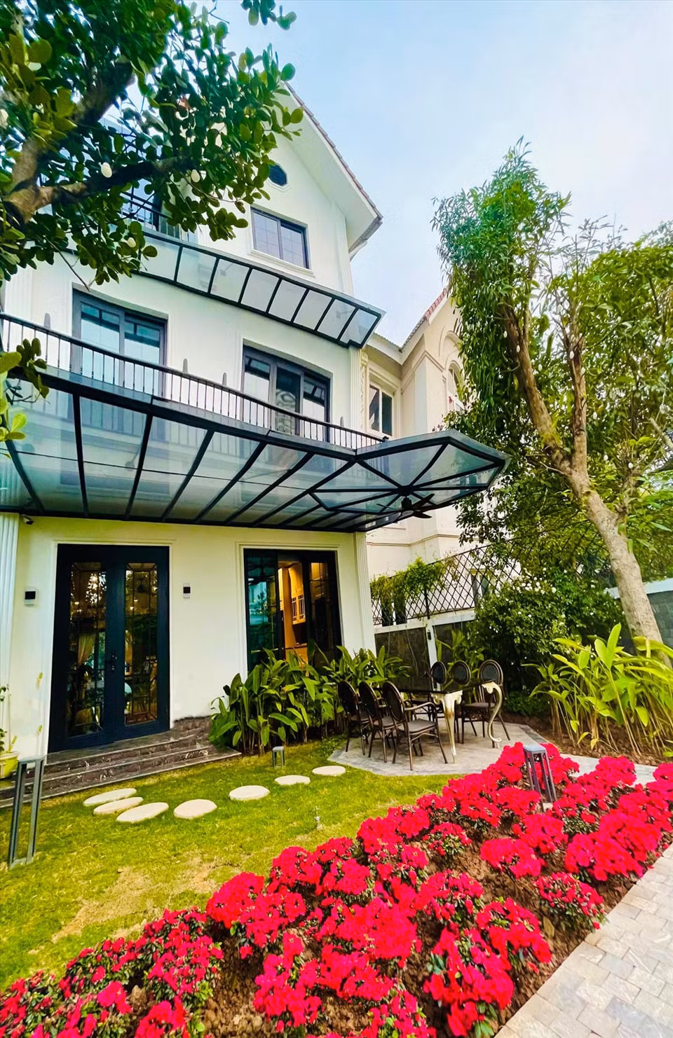 Biệt thự của Lã Thanh Huyền có diện tích sàn 450m2 và 150m2 sân vườn, view nhìn thẳng ra ngoài hồ nên cực thoáng mát.