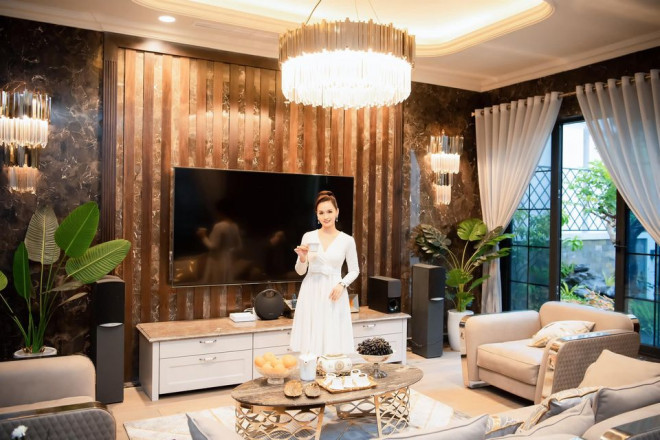 Phòng khách nổi bật với tông màu trắng - nâu trầm ấm.