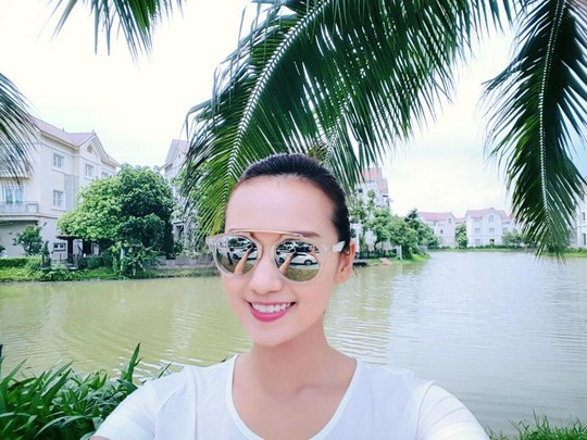 Không chỉ hợp đóng vai nhà giàu trên phim, ngoài đời thực, Lã Thanh Huyền cũng có cuộc sống nhung lụa đáng ngưỡng mộ. Nữ diễn viên đang đang sống trong căn biệt thự ven hồ thuộc khu đô thị hạng sang của Hà Nội.