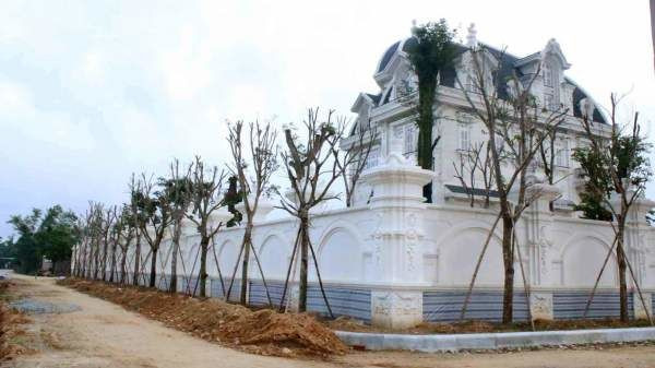 Xung quanh công trình có hàng rào màu trắng bao quanh và nhiều cây cổ thụ quý đã dược trồng. Ảnh: Bestie