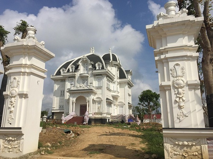 Cổng vào dựng bằng những cột to chạm khắc hoa văn sang trọng mang đậm tính châu Âu. Ảnh: Yan