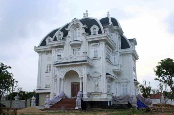 Tòa lâu đài được xây cao 4 - 5 tầng mang kiến trúc châu Âu với những thiết kế cầu kì và tỉ mỉ. Ảnh: Bestie