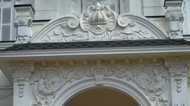 Các họa tiết tinh xảo, cầu kì trên tường tòa biệt thự. Ảnh: Báo giao thông