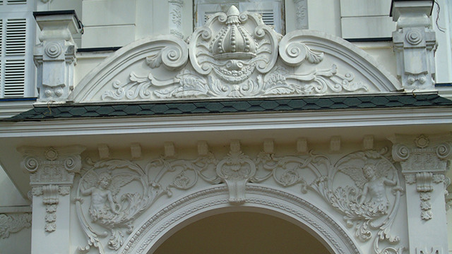 Các họa tiết tinh xảo, cầu kì trên tường tòa biệt thự. Ảnh: Báo giao thông