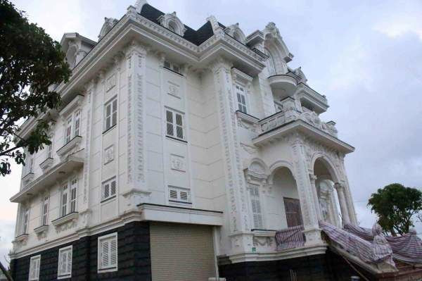 Căn biệt thự được xây bằng tiền tiết kiệm cả đời từ bán rau, nuôi trồng thuỷ sản của bà cộng với tiền con trai từ miền Nam gửi về. Ảnh: Bestie