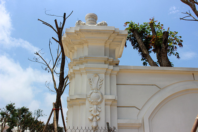 Trên phần tường bao đồ sộ cũng có những họa tiết cầu kỳ không kém phần trong tòa nhà. Ảnh: Báo giao thông