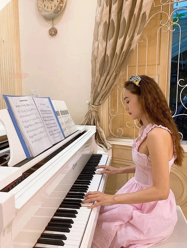 Trong phòng khách, Minh Hằng còn đặt một cây đàn piano màu trắng. Ảnh: FBNV