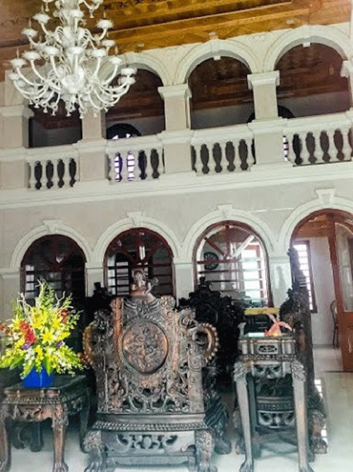 Tại tầng 1, ngay cửa chính biệt thự là phòng tiếp khách với nội thất bằng gỗ mang phong cách cổ điển. Ảnh: ĐSPL