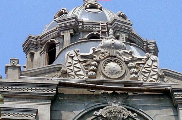 Phần tháp được thiết kế với nhiều họa tiết nhỏ theo kiến trúc Pháp. Ảnh: Giadinhvietnam