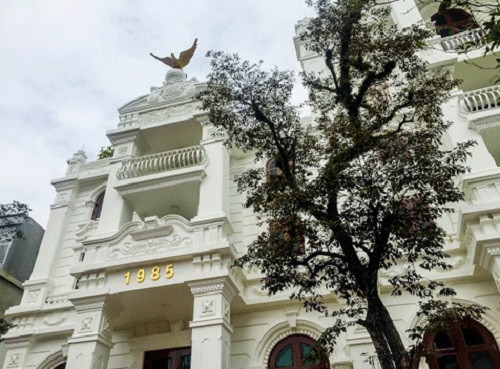 Công trình toạ lạc trên đường Nguyễn Khuyến, phường Âu Cơ, thị xã Phú Thọ. Được biết, để xây dựng toà lâu đài này, gia chủ phải chi khoảng hơn 200 tỷ đồng để mua nguyên vật liệu và trả công thợ. Ảnh: Vietnamnet