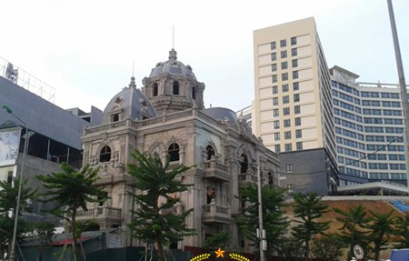 Nằm ở vị trí ngã sáu đại lộ Trần Hưng Đạo (TP Lào Cai), ngôi biệt thự kiến trúc Pháp thu hút khách qua đường bởi sự hào nhoáng, sang trọng. Ảnh: Antt