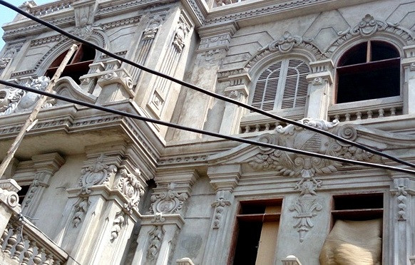 Căn biệt thự nổi bật với những họa tiết cầu kỳ được làm bằng tay. Ảnh: Vietnamnet