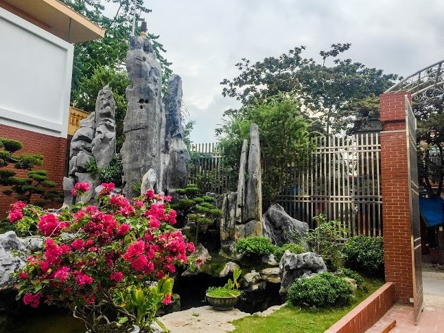 Ở mặt trước toà lâu đài là không gian sân vườn, hòn non bộ đẹp mắt. Ảnh: Vietnamnet