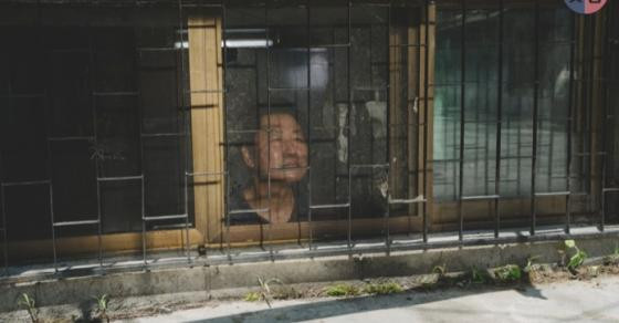 Nhà bán hầm hầu như phải đóng cửa quanh năm vì tầm nhìn đôi khi chỉ là bàn chân của người qua đường. Ảnh: BBC