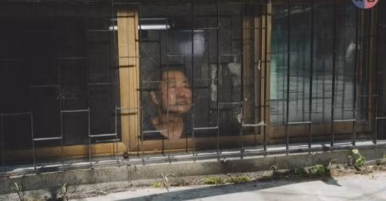 Nhà bán hầm hầu như phải đóng cửa quanh năm vì tầm nhìn đôi khi chỉ là bàn chân của người qua đường. Ảnh: BBC