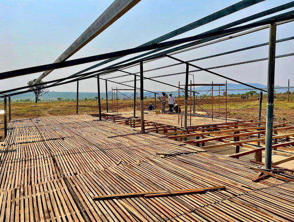 Các thanh gỗ đóng nẹp cẩn thận, ghép lại với nhau và xây cao hơn so với mặt đất là 1,5m.